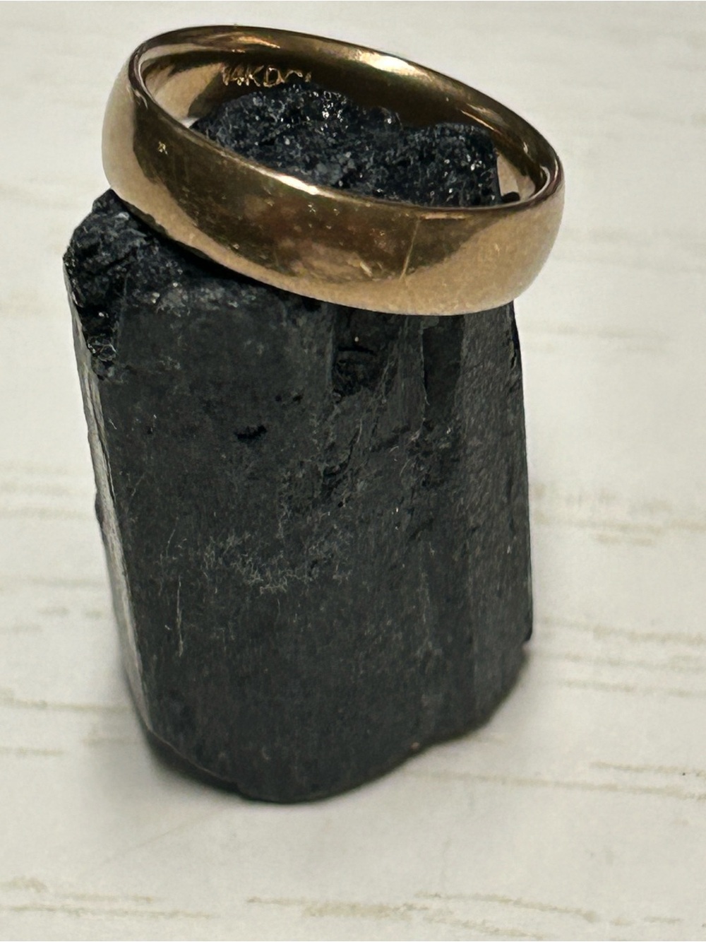 14k solid gold designer ring band, 5mm size 7.5, 5.58g, Stamped 14k DCI